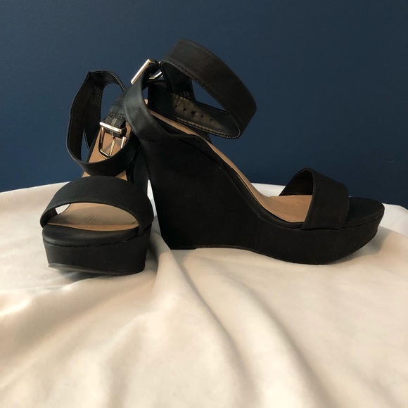 🖤Black wedge heels 🖤 - Picture 3 of 6